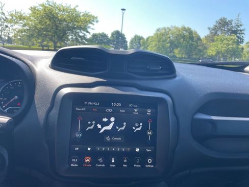 Used 2022 Jeep Renegade Altitude w/ Convenience Group AWD/4WD image 10