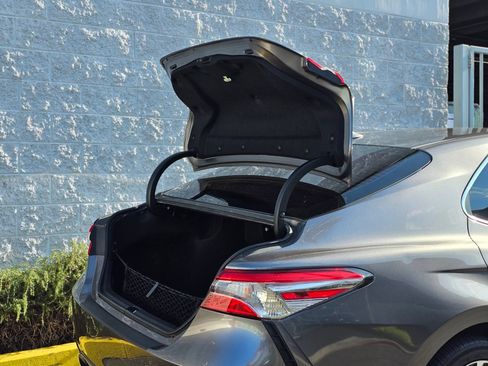 Used 2020 Toyota Camry SE w/ Carpet Mat Package FWD image 8