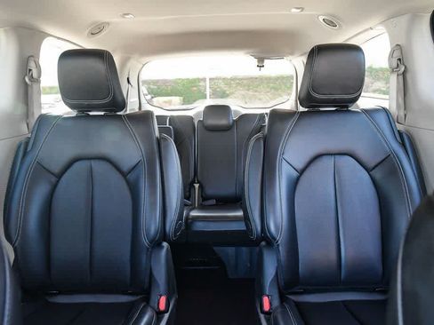 Used 2023 Chrysler Pacifica Touring-L FWD image 17