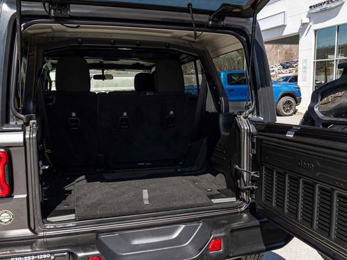 Used 2018 Jeep Wrangler Unlimited Sahara image 35