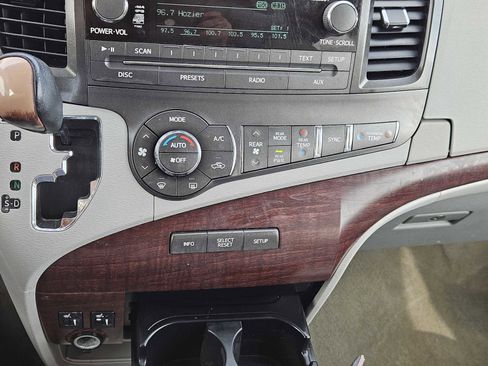 Used 2012 Toyota Sienna XLE image 18