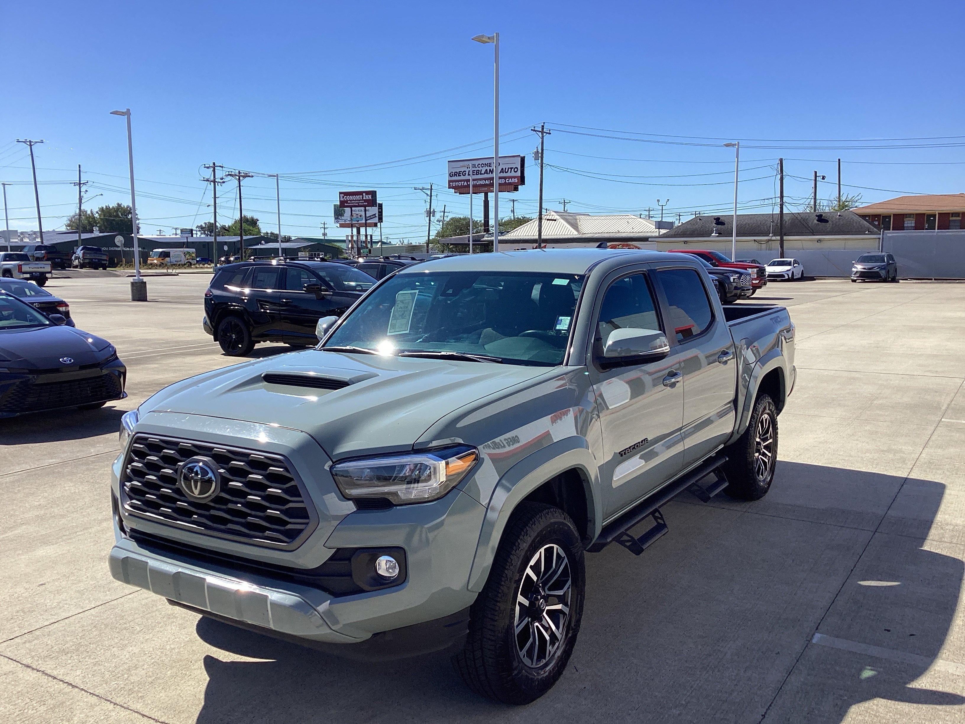 Used 2023 Toyota Tacoma TRD Sport w/ Technology Package RWD image 3