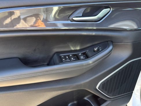 Used 2022 Jeep Grand Cherokee Altitude RWD image 11
