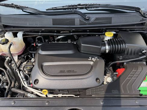 Used 2021 Chrysler Pacifica Touring-L w/ Uconnect Theater Family Group AWD/4WD image 10