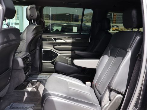 Used 2022 Jeep Wagoneer Series III w/ Premium Group I AWD/4WD image 25
