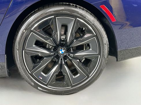 New 2026 BMW 750e xDrive w/ Executive Package image 30