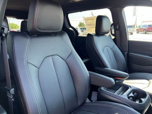New 2027 Chrysler Pacifica Select AWD/4WD image 13