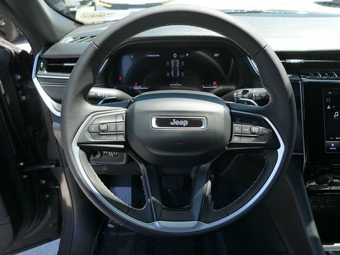 Used 2025 Jeep Grand Cherokee Laredo RWD image 17