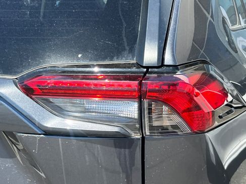 Used 2021 Toyota RAV4 LE AWD/4WD image 18