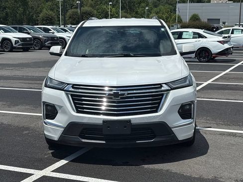 Used 2023 Chevrolet Traverse Premier FWD image 2