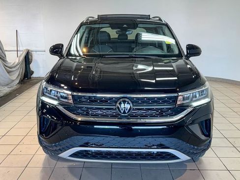 Used 2024 Volkswagen Taos SE w/ Panoramic Sunroof Package image 10