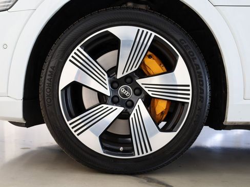Used 2023 Audi e-tron Premium Plus w/ Premium Plus Package image 35