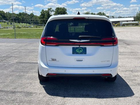 Used 2026 Chrysler Pacifica Limited FWD image 4