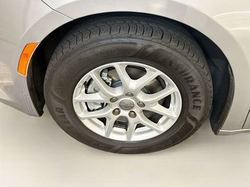 Used 2020 Chrysler Pacifica Touring-L FWD image 11