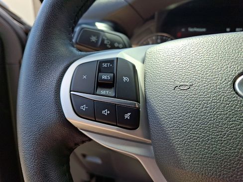 Used 2024 Ford Explorer XLT AWD/4WD image 16