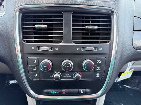 Used 2019 Dodge Grand Caravan SE w/ UConnect Hands-Free Group FWD image 33