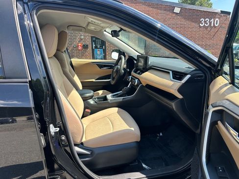 Used 2021 Toyota RAV4 XLE FWD image 18