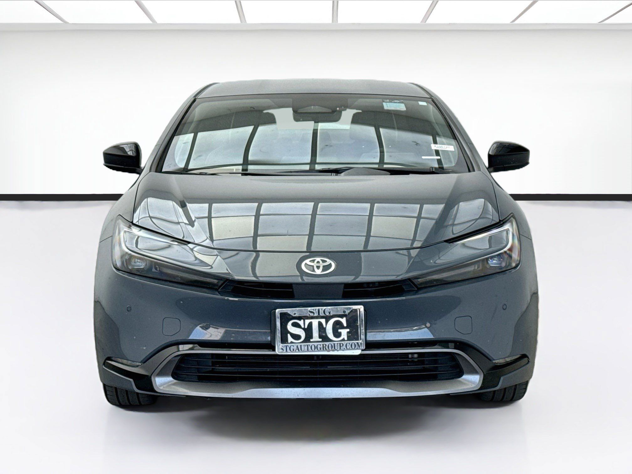 Used 2025 Toyota Prius XLE FWD image 2