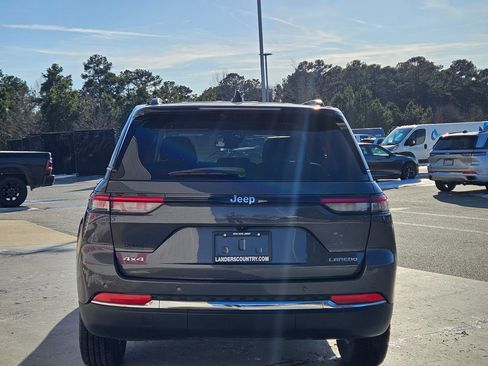 Used 2024 Jeep Grand Cherokee Laredo image 6