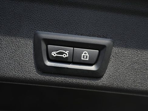 Used 2022 BMW X6 xDrive40i w/ M Sport Package image 16