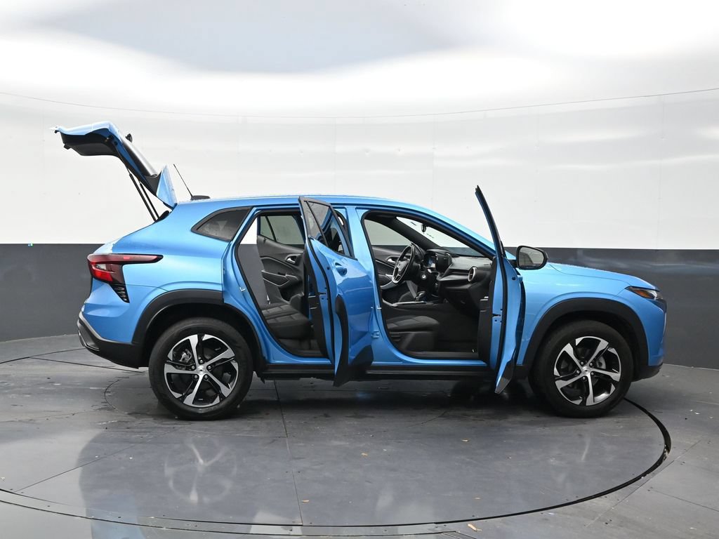Used 2025 Chevrolet Trax RS FWD image 28