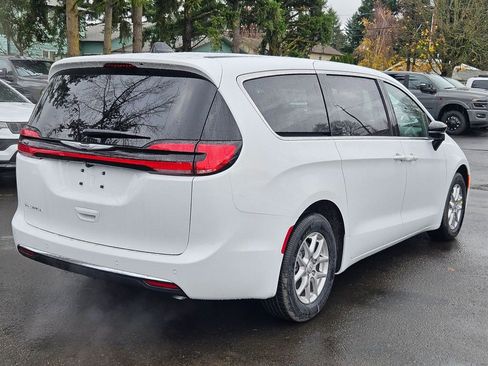 New 2026 Chrysler Pacifica Select image 7