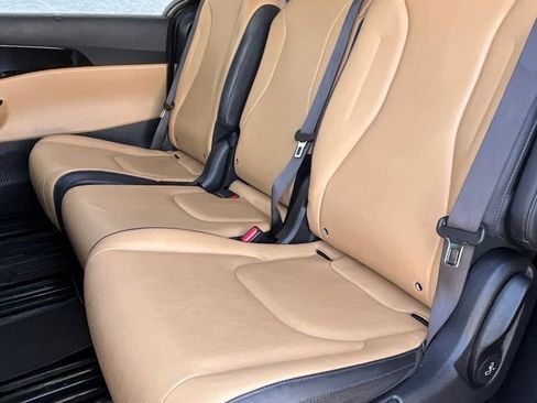 Used 2024 Kia Carnival EX FWD image 22
