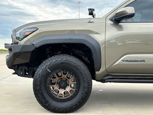 Used 2024 Toyota Tacoma TRD Off-Road w/ TRD Off Road Premium Package AWD/4WD image 5