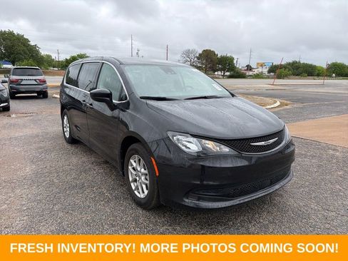 Used 2023 Chrysler Voyager LX image 1
