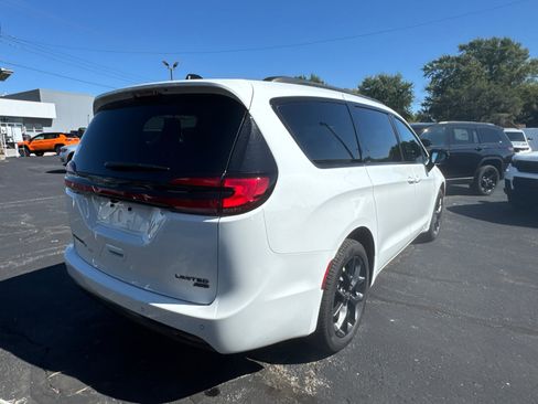 New 2026 Chrysler Pacifica Limited w/ S Appearance Package image 5