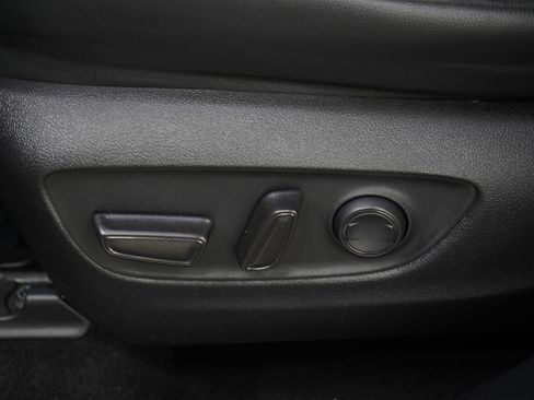 Used 2023 Toyota Highlander XLE AWD/4WD image 25