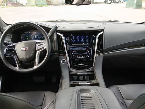 Used 2020 Cadillac Escalade Platinum image 23