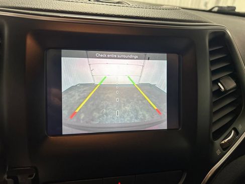 Used 2019 Jeep Cherokee Latitude w/ Cold Weather Group FWD image 26