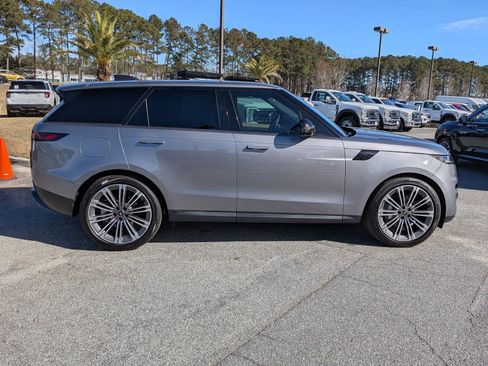 Used 2024 Land Rover Range Rover Sport SE image 3