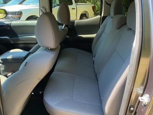 Used 2022 Toyota Tacoma SR5 w/ Technology Package RWD image 9