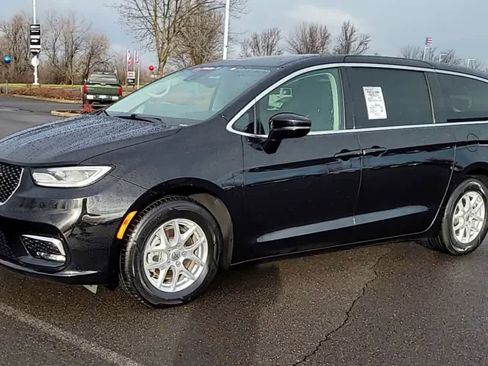 Certified 2024 Chrysler Pacifica Touring-L image 4