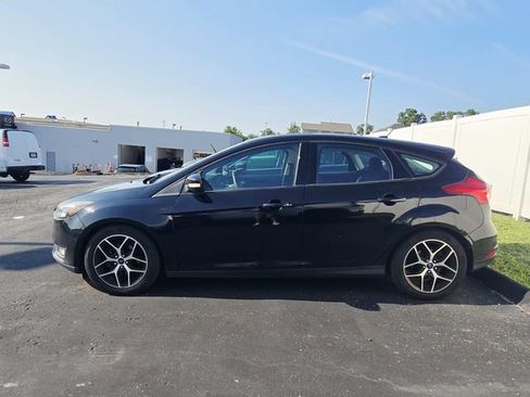 Used 2018 Ford Focus SEL w/ Cold Weather Package FWD image 3