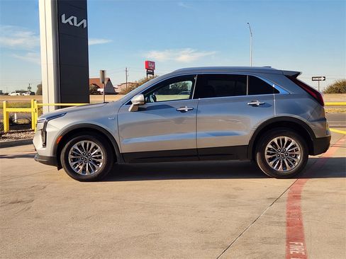 Used 2025 Cadillac XT4 Premium Luxury image 4