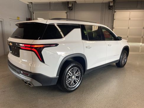 Used 2025 Chevrolet Traverse LT image 9