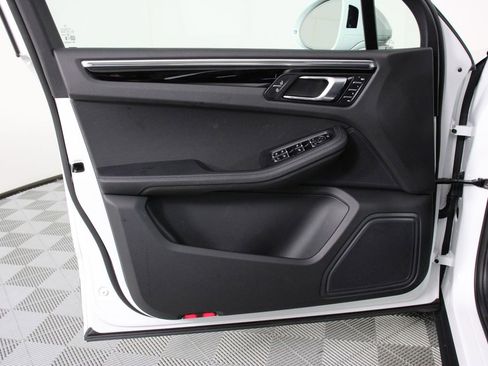 Certified 2025 Porsche Macan image 20