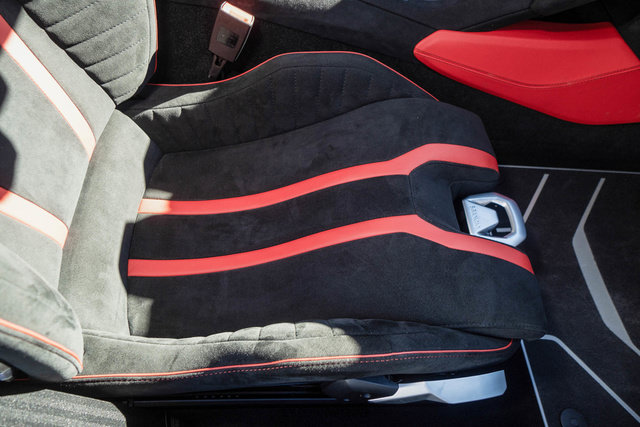 Used 2021 Lamborghini Huracan STO RWD image 35