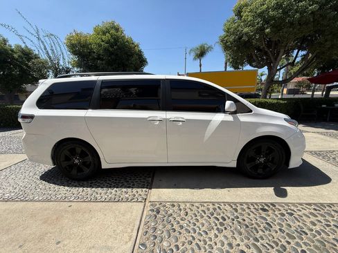 Used 2016 Toyota Sienna SE w/ SE Preferred Package FWD image 4