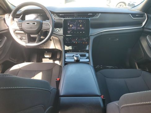 Used 2025 Jeep Grand Cherokee Laredo w/ Luxury Tech Group I RWD image 17