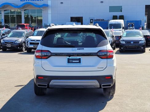 New 2025 Honda Pilot Touring image 6