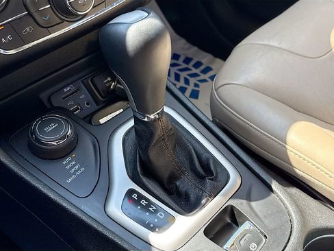 Used 2015 Jeep Cherokee Limited AWD/4WD image 16