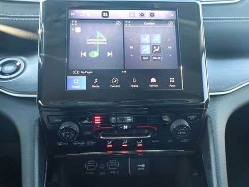 Used 2022 Jeep Grand Cherokee Limited image 17