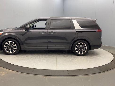 Used 2024 Kia Carnival EX FWD image 2