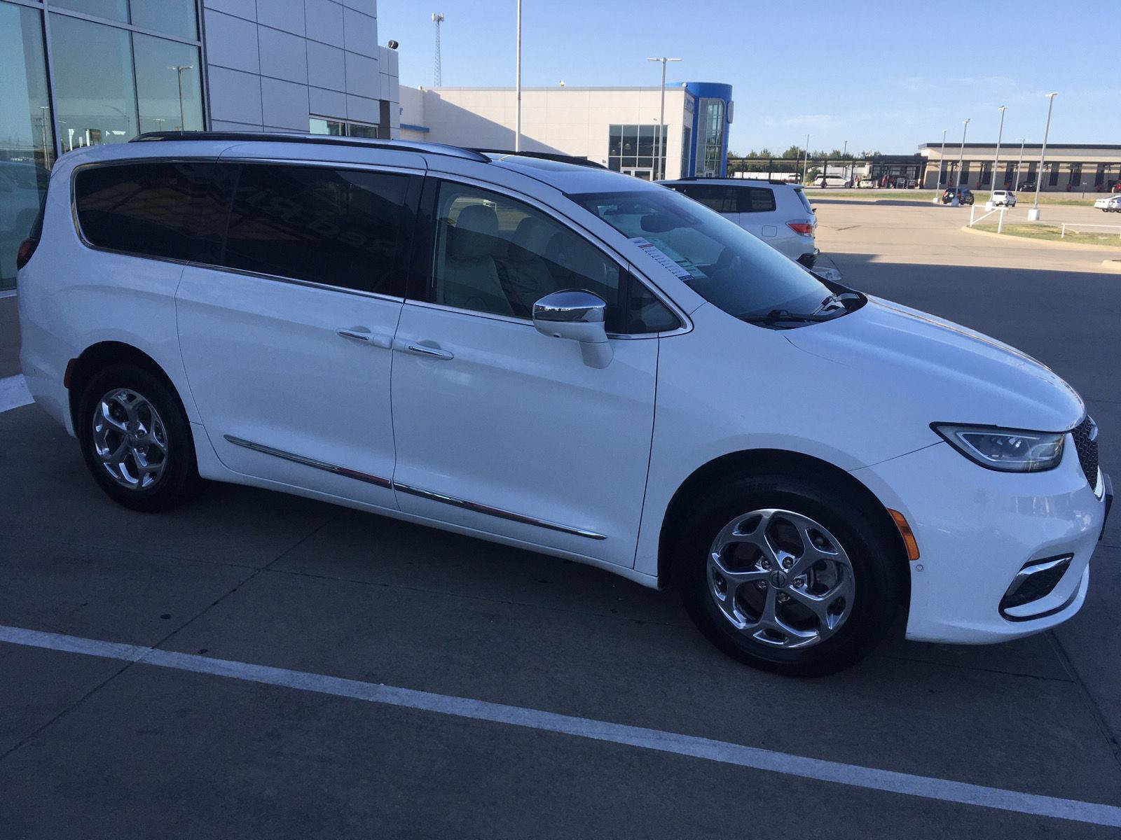Used 2021 Chrysler Pacifica Limited w/ Premium & Safety Sphere Group AWD/4WD image 4