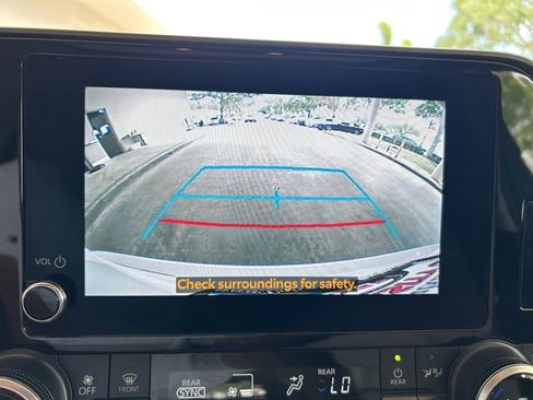 Used 2024 Toyota Highlander XLE AWD/4WD image 16