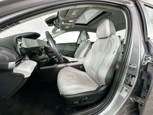 Used 2025 Hyundai Elantra Limited FWD image 4
